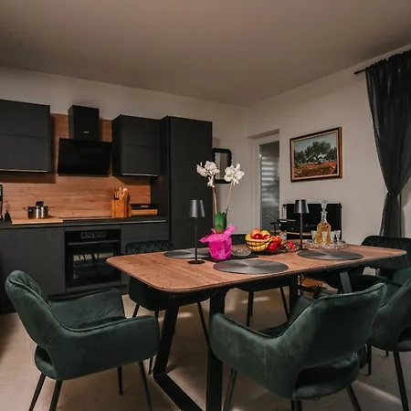 Petra Hills Majestic אופטיה