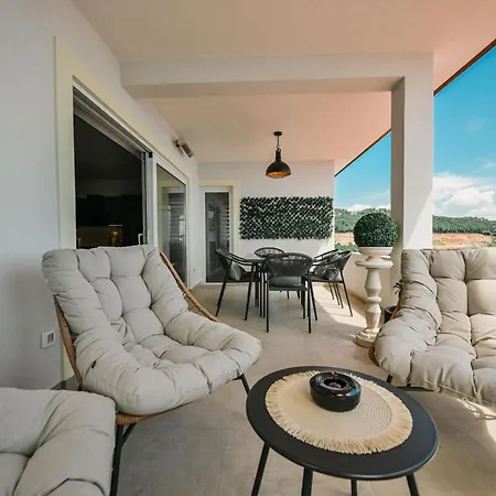 Petra Hills Majestic * אופטיה