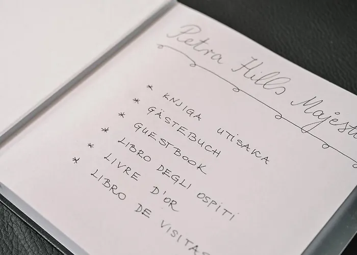 Petra Hills Majestic Опатия